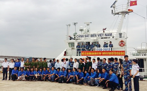 Tàu CSB-2012 đưa đại biểu đến đảo tiền tiêu Cồn Cỏ
